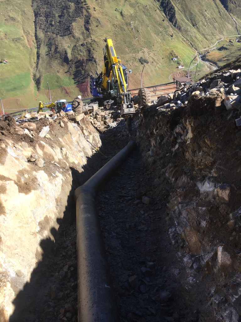 Grabarbeiten für Wasserleitung im alpinen Gelände